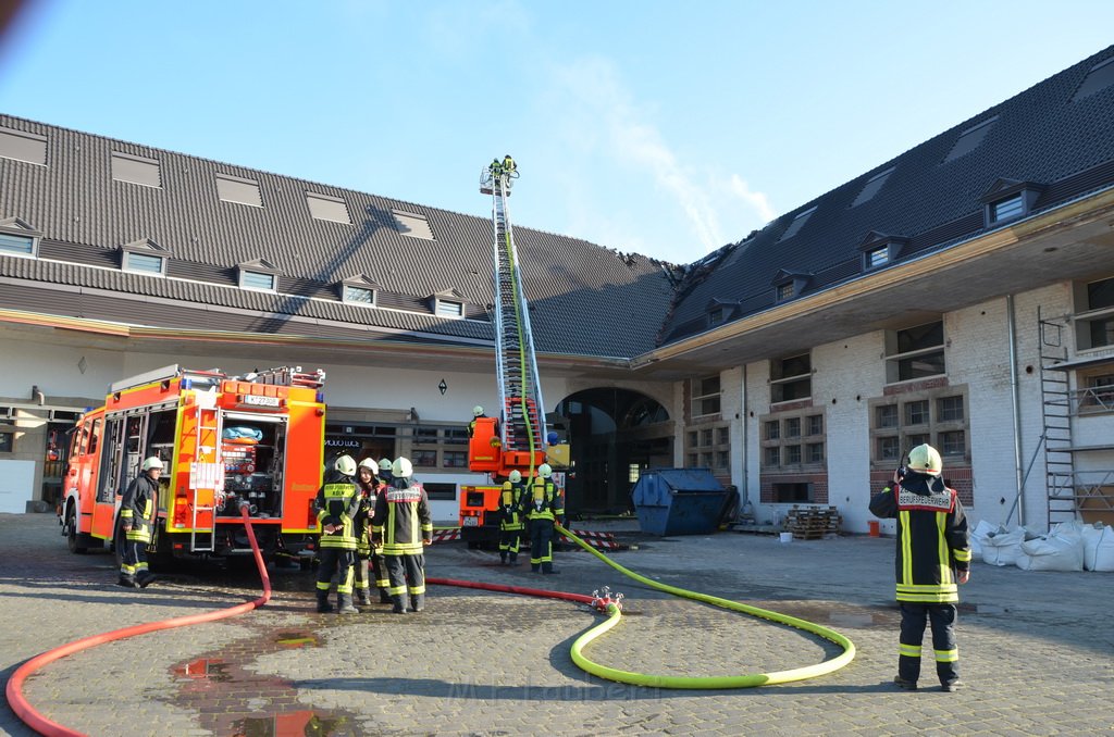 Feuer 3 Dachstuhlbrand Koeln Rath Heumar Gut Maarhausen Eilerstr P160.JPG